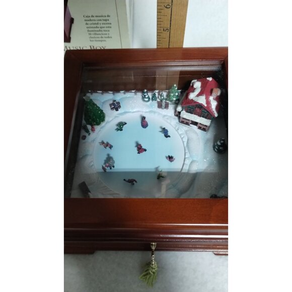 Gold Label Collection Illuminated Music Box With Animated Skaters & 30 Songs - Picture 12 of 13
